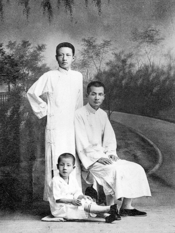 Fuchun Yu in 1930 with his younger and older brothers